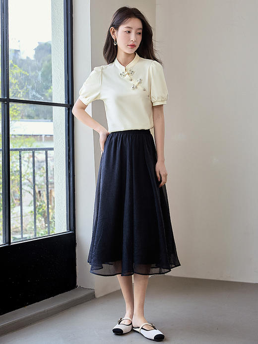 【专属特价】熙世界2025夏装新款新中式盘扣T恤上衣国风立领法式泡泡袖小衫 商品图4