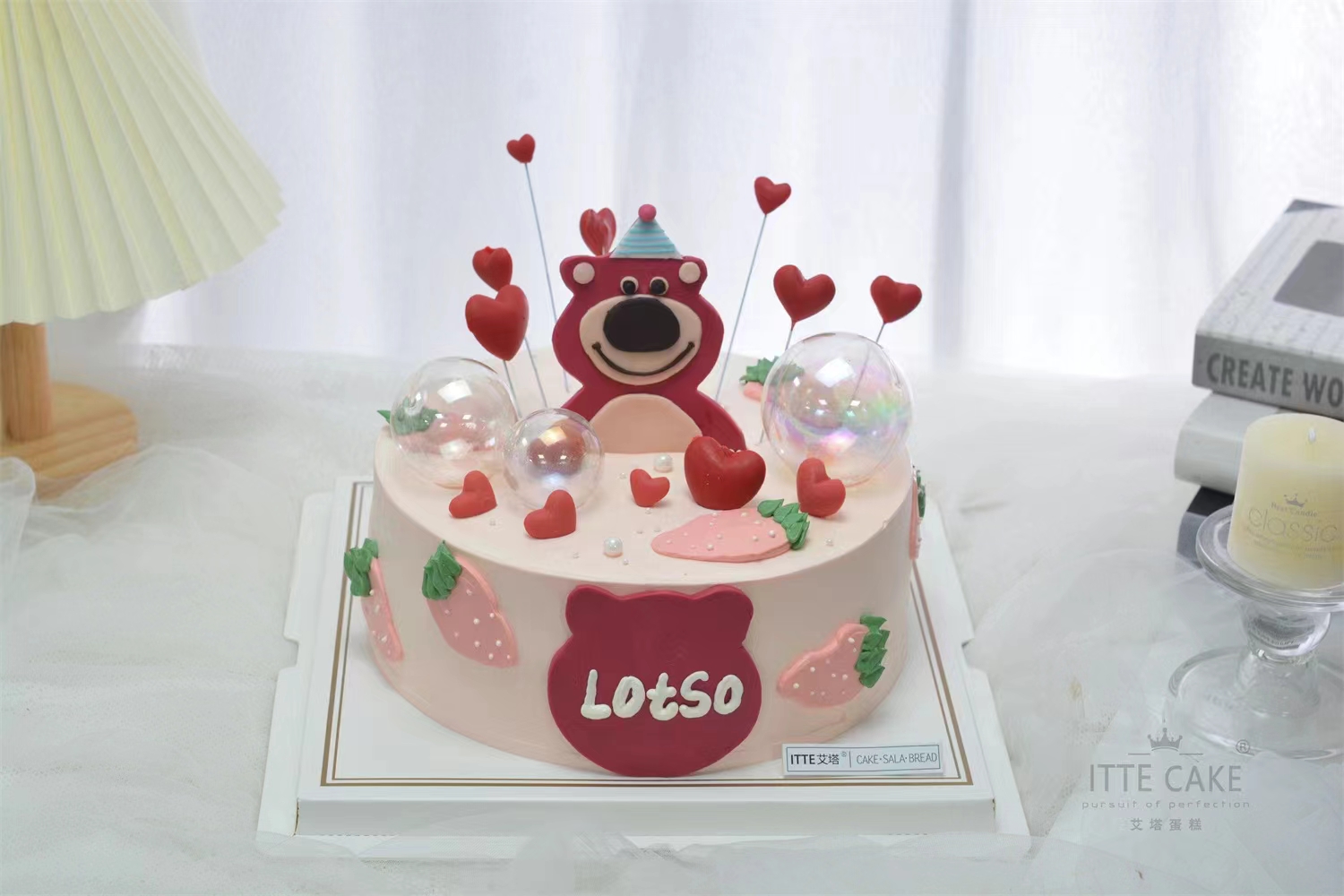 【草莓熊】动物奶油、新鲜草莓夹心、戚风蛋糕胚；每一天都充满惊喜，你是我的小甜心，爱你不分朝夕~