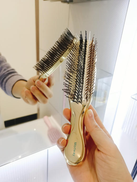 出口海外爆款❗️ 日本宙斯同厂秘密出品👉【MODWAY干湿两用按摩梳】宙斯一把四位数💰 一把️拥有专利的按摩梳👩近500根齿梳采用进口原料 ✅有效刺激毛囊生长头发丨干湿两用❗️可以洗头时做按摩 商品图0
