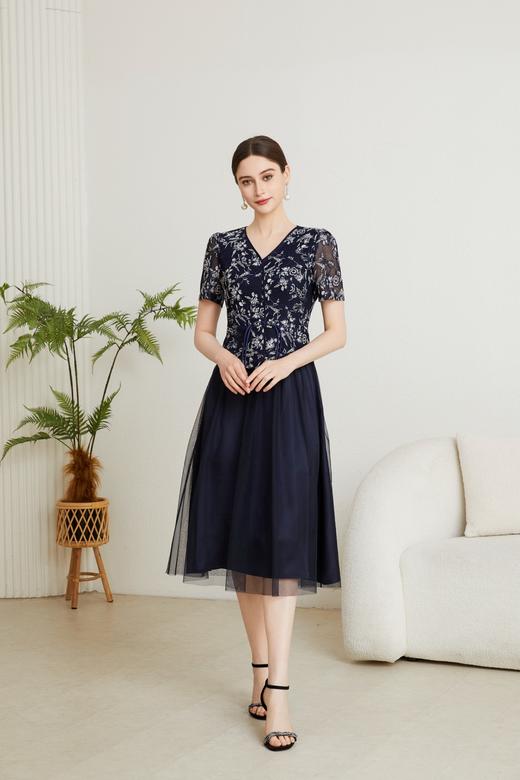 HJ1S82_绀色_连衣裙_四季_高级感V领蕾丝刺绣短袖抽绳收腰网纱大摆连衣裙_高级女装_BERNIEELEN 伯妮斯茵 商品图1