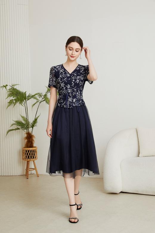 HJ1S82_绀色_连衣裙_四季_高级感V领蕾丝刺绣短袖抽绳收腰网纱大摆连衣裙_高级女装_BERNIEELEN 伯妮斯茵 商品图0