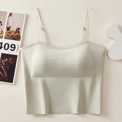 【天生丽质，自带杯垫】冰丝内搭，透气舒适！细肩带免穿，美背无迹。上托防垂，立挺有型。不跑杯高弹肩带，贴合肩部。圆润胸型，一字美背。随意机洗，夏季必备！ 商品图7