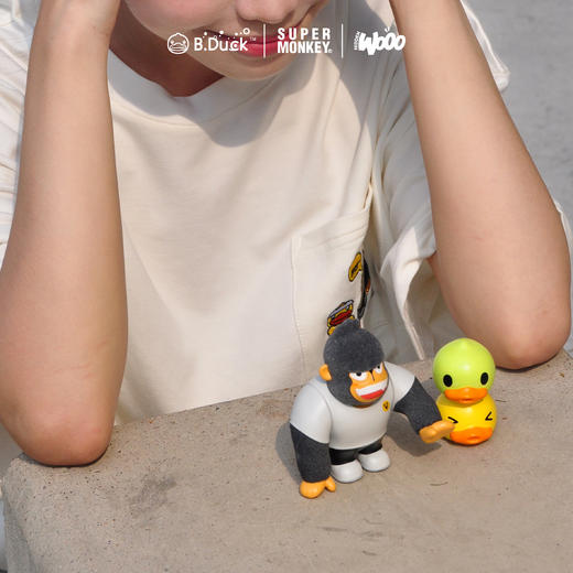 B.Duck小黄鸭 x 超级猩猩 x HIDDEN WOOO 三方联名系列 举高高 限量潮玩吊卡 商品图4
