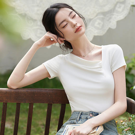 西遇法式慵懒修身短袖女夏季新款不规则斜领简约百搭纯白体恤D1640909/V0050553 商品图3
