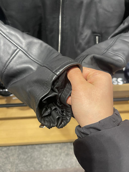 瑕疵HUGO BOSS/胡戈波士 男士羔羊皮黑标纯色长袖机车皮衣夹克外套 商品图5