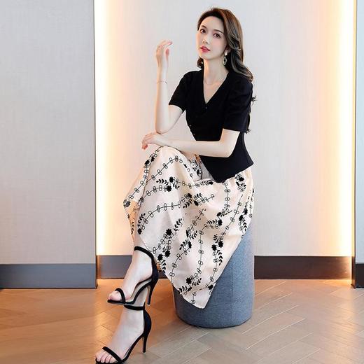 【预订·最迟6天发货】夏季时尚套装女装2024新款法式V领修身上衣显瘦印花半身裙两件套 商品图2