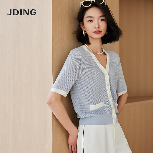 【商场同款】CJKJ426 “ 清爽网格蓝色开衫”  廓形放松且干练 包容身材同时显瘦显精致。白蓝撞色设计清爽雅致 超细纱线集合精致针法舒适富有肌理感 商品图7