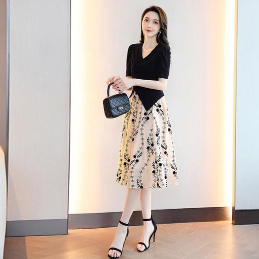 【预订·最迟6天发货】夏季时尚套装女装2024新款法式V领修身上衣显瘦印花半身裙两件套 商品图3
