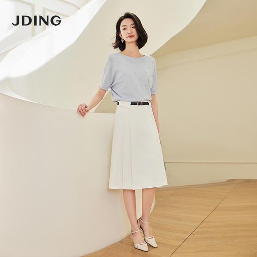 【商场同款】CJKJ410 “ 心随我动套头衫 ”  清新素雅的浅蓝色调 体现宁静气质  T型廓形 蝙蝠袖设计包容身材  立体提花工艺结合手工钉珠设计 肌理感丰富又美观 商品图9