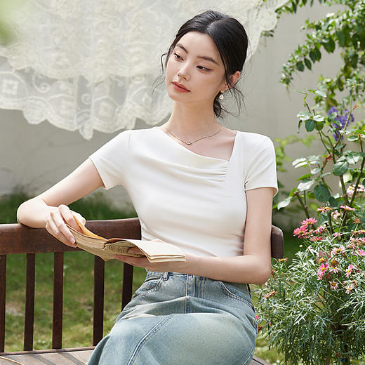 西遇法式慵懒修身短袖女夏季新款不规则斜领简约百搭纯白体恤D1640909/V0050553 商品图5