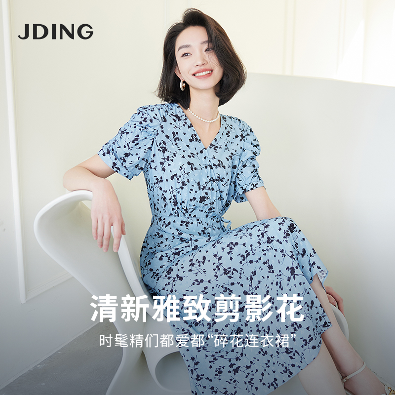 【商场同款】CJDJ404 “ 错落光影美人面连衣裙 ” 晴空一般的仙翎蓝色 搭配银丝提花和剪影花的错落点缀 感受光影美学 收腰V领 显瘦又实穿 蓝色V领连衣裙