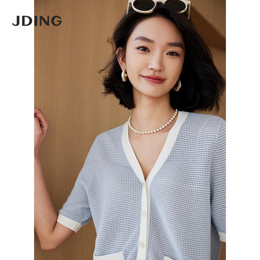 【商场同款】CJKJ426 “ 清爽网格蓝色开衫”  廓形放松且干练 包容身材同时显瘦显精致。白蓝撞色设计清爽雅致 超细纱线集合精致针法舒适富有肌理感 商品图10