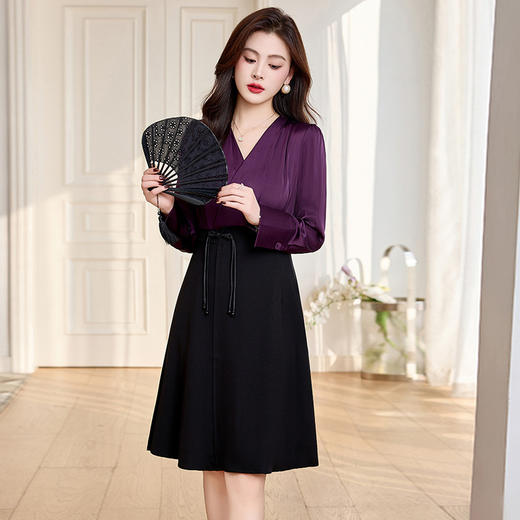 HRWM5803-192024年春季上新气质时尚优雅舒适透气收腰显瘦V领中长款连衣裙 商品图1