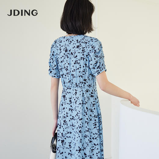 【商场同款】CJDJ404 “ 错落光影美人面连衣裙 ” 晴空一般的仙翎蓝色 搭配银丝提花和剪影花的错落点缀 感受光影美学 收腰V领 显瘦又实穿 蓝色V领连衣裙 商品图7