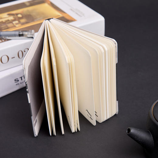 吴冠中 馆藏 大宅 春归何处 都市之恋系列 方形 长方形 口袋本铜板纸 道林纸 笔记本 商品图2