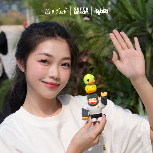 B.Duck小黄鸭 x 超级猩猩 x HIDDEN WOOO 三方联名系列 举高高 限量潮玩吊卡 商品图5