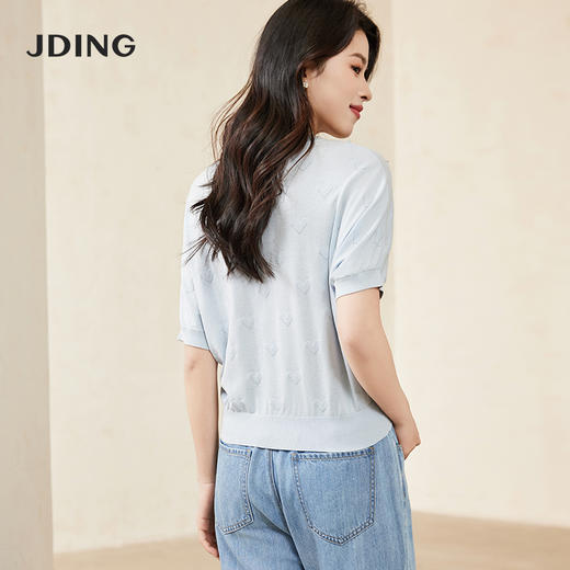 【商场同款】CJKJ410 “ 心随我动套头衫 ”  清新素雅的浅蓝色调 体现宁静气质  T型廓形 蝙蝠袖设计包容身材  立体提花工艺结合手工钉珠设计 肌理感丰富又美观 商品图3