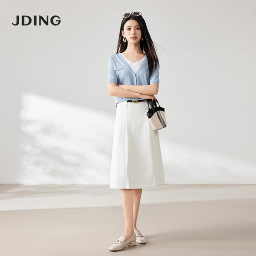 【商场同款】CJSJ415 “ 极简通勤半裙 ”  基础白色 可平衡其他单品的色彩 所搭配没有局限 简约Ａ型+对称捏褶设计 干练利落又具有女性柔美气质 面料有弹力穿着更舒适 商品图5