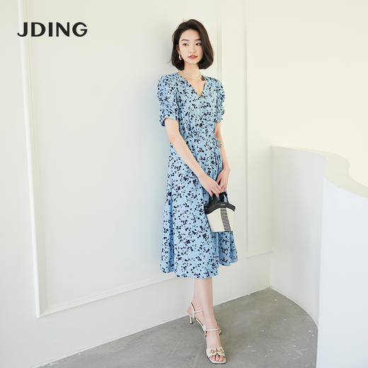 【商场同款】CJDJ404 “ 错落光影美人面连衣裙 ” 晴空一般的仙翎蓝色 搭配银丝提花和剪影花的错落点缀 感受光影美学 收腰V领 显瘦又实穿 蓝色V领连衣裙 商品图3