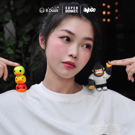 B.Duck小黄鸭 x 超级猩猩 x HIDDEN WOOO 三方联名系列 举高高 限量潮玩吊卡 商品图2