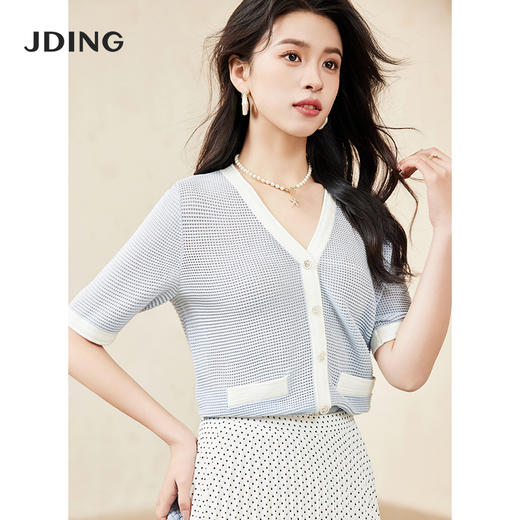 【商场同款】CJKJ426 “ 清爽网格蓝色开衫”  廓形放松且干练 包容身材同时显瘦显精致。白蓝撞色设计清爽雅致 超细纱线集合精致针法舒适富有肌理感 商品图0