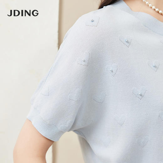 【商场同款】CJKJ410 “ 心随我动套头衫 ”  清新素雅的浅蓝色调 体现宁静气质  T型廓形 蝙蝠袖设计包容身材  立体提花工艺结合手工钉珠设计 肌理感丰富又美观 商品图2