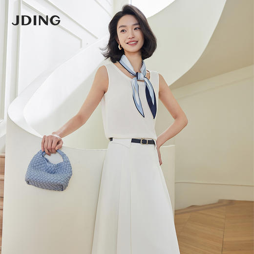 【商场同款】CJSJ415 “ 极简通勤半裙 ”  基础白色 可平衡其他单品的色彩 所搭配没有局限 简约Ａ型+对称捏褶设计 干练利落又具有女性柔美气质 面料有弹力穿着更舒适 商品图3