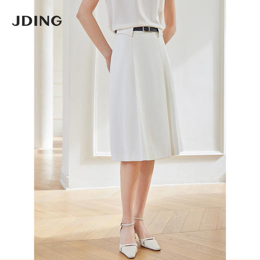 【商场同款】CJSJ415 “ 极简通勤半裙 ”  基础白色 可平衡其他单品的色彩 所搭配没有局限 简约Ａ型+对称捏褶设计 干练利落又具有女性柔美气质 面料有弹力穿着更舒适 商品图1
