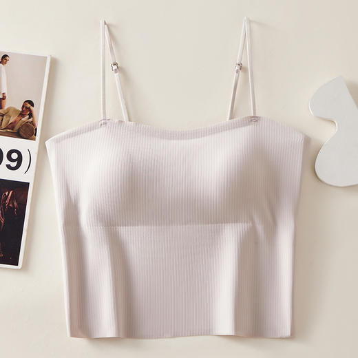 【天生丽质，自带杯垫】冰丝内搭，透气舒适！细肩带免穿，美背无迹。上托防垂，立挺有型。不跑杯高弹肩带，贴合肩部。圆润胸型，一字美背。随意机洗，夏季必备！ 商品图5
