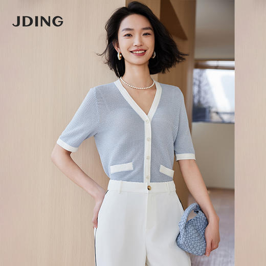 【商场同款】CJKJ426 “ 清爽网格蓝色开衫”  廓形放松且干练 包容身材同时显瘦显精致。白蓝撞色设计清爽雅致 超细纱线集合精致针法舒适富有肌理感 商品图5