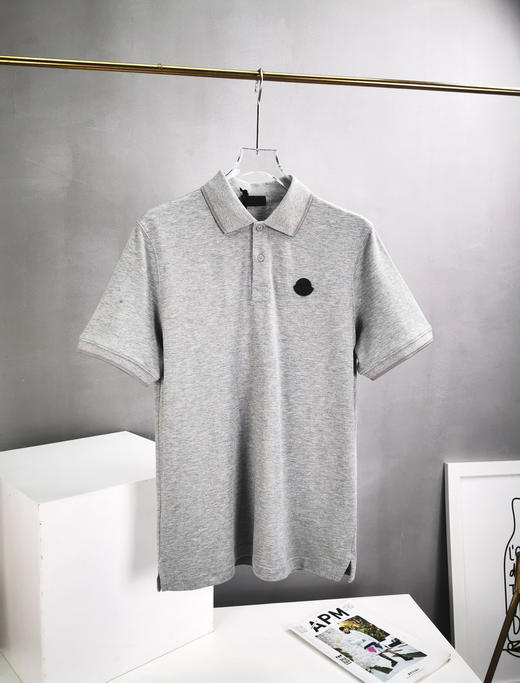 M可 2024春夏新款 经典压花硅胶小标 后背字母印花 珠地棉短袖Polo衫 Z-11577 商品图8