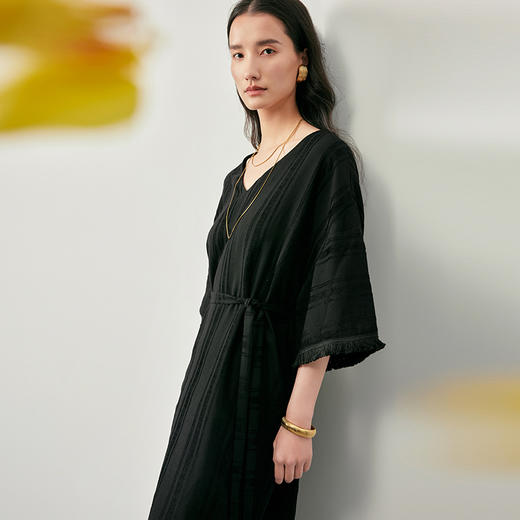 IN AND ON 浪漫慵懒 宽松V领开衩度假流苏连衣裙 53405 商品图3