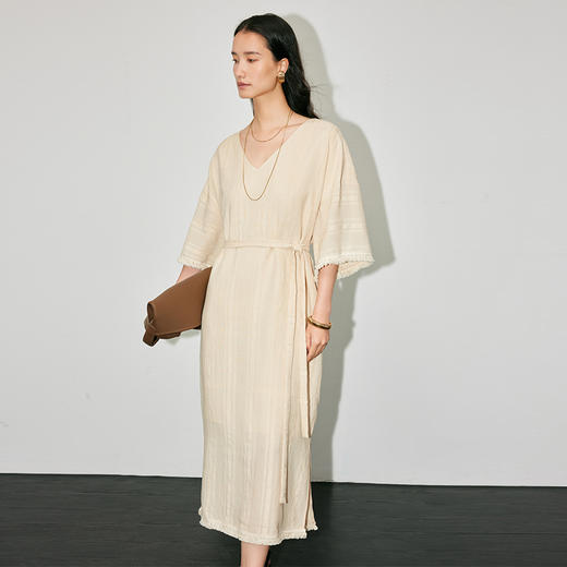 IN AND ON 浪漫慵懒 宽松V领开衩度假流苏连衣裙 53405 商品图1