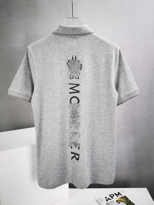 M可 2024春夏新款 经典压花硅胶小标 后背字母印花 珠地棉短袖Polo衫 Z-11577 商品图9