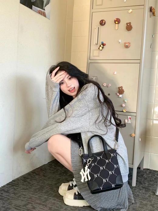 【专属】时髦又百搭的复古老花斜挎手提包！高级感爆棚！不管拥你有多少款包 看到它还是会忍不住入手！可手提/可斜挎，适合早春打工人日常/通勤/逛街/约会/逛街背 商品图6