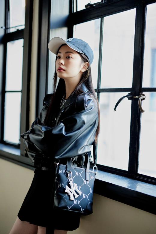 【专属】时髦又百搭的复古老花斜挎手提包！高级感爆棚！不管拥你有多少款包 看到它还是会忍不住入手！可手提/可斜挎，适合早春打工人日常/通勤/逛街/约会/逛街背 商品图2