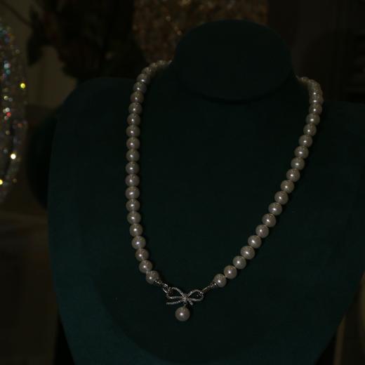 【预售3-5天】甄珠贝 母亲节项链 品质很不错，强光，基本无暇，微生长痕迹，圆度很好饱满，8mm左右的尺寸，非常适合妈妈们佩戴的经典大小 蝴蝶结可脱卸 商品图5