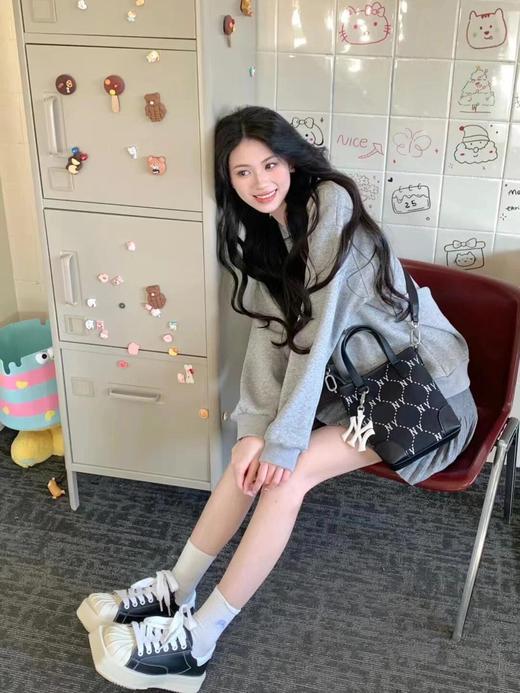 【专属】时髦又百搭的复古老花斜挎手提包！高级感爆棚！不管拥你有多少款包 看到它还是会忍不住入手！可手提/可斜挎，适合早春打工人日常/通勤/逛街/约会/逛街背 商品图7