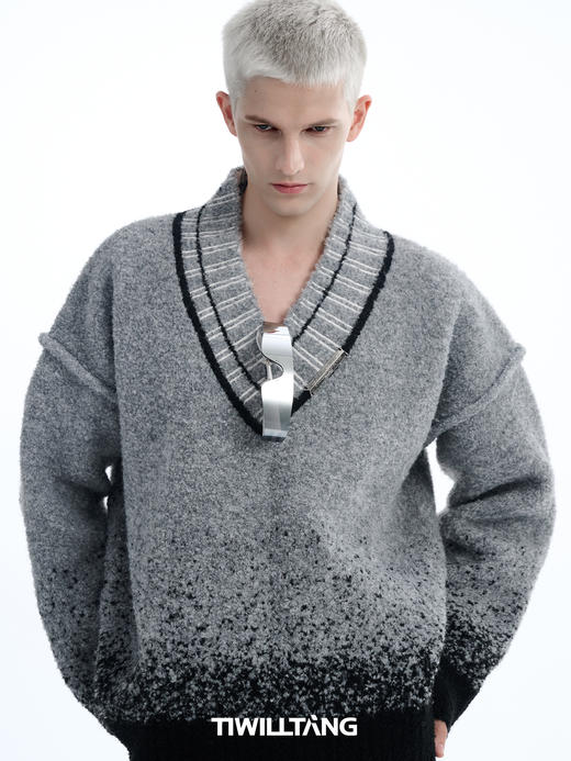 TIWILLTANG启世录“桓墨披锦”渐变重磅羊毛针织撞色V领廓形毛衣 商品图3