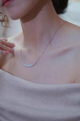 Ap*月亮微笑项链，真的超级闪~