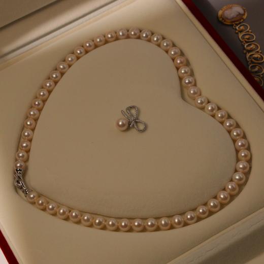 【预售3-5天】甄珠贝 母亲节项链 品质很不错，强光，基本无暇，微生长痕迹，圆度很好饱满，8mm左右的尺寸，非常适合妈妈们佩戴的经典大小 蝴蝶结可脱卸 商品图0