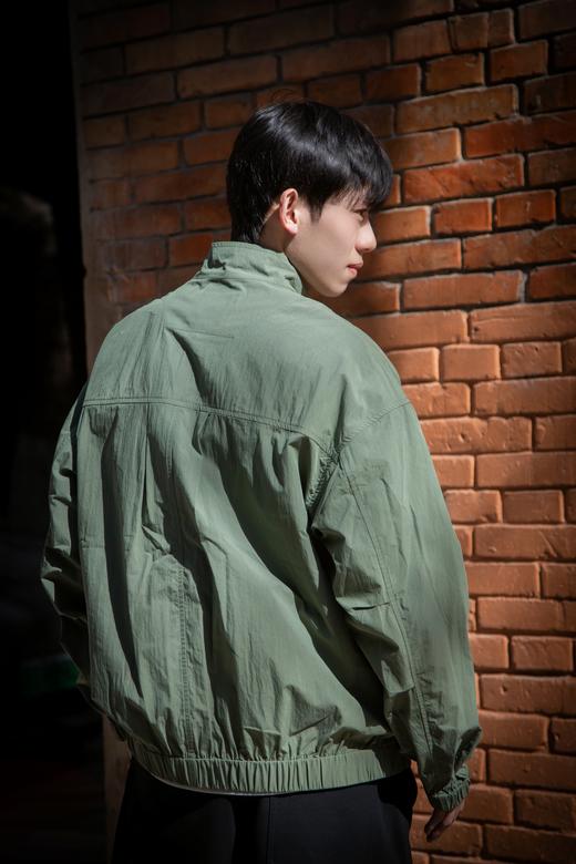 413072878极简短款夹克 商品图3