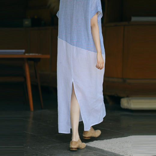 绽放231朵/亚麻色织条纹斜向蓝白拼接V领连身短袖套头休闲连衣裙 商品图3