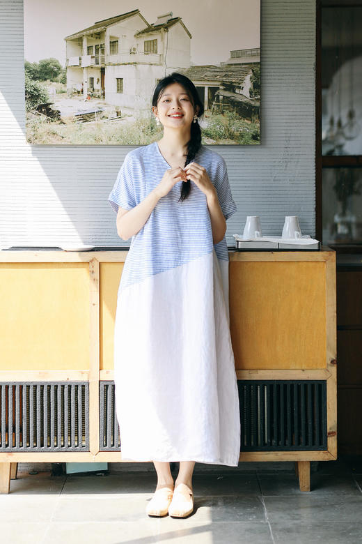 绽放231朵/亚麻色织条纹斜向蓝白拼接V领连身短袖套头休闲连衣裙 商品图5