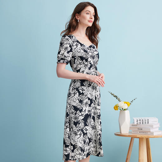 EITIE爱特爱法式复古鸡心领植物印花通勤显瘦连衣裙夏季新款B2407338 商品图2