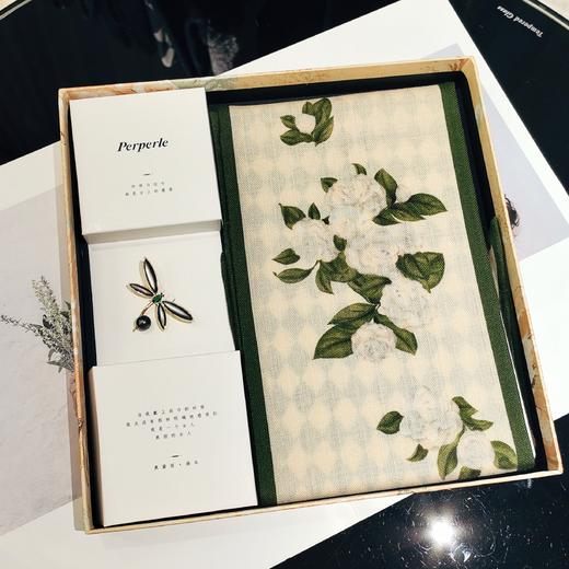 【甄珠贝·花卉系列】米色山茶花丝羊毛飘带和黑贝蜻蜓大溪地黑珠胸花礼盒套装 商品图0