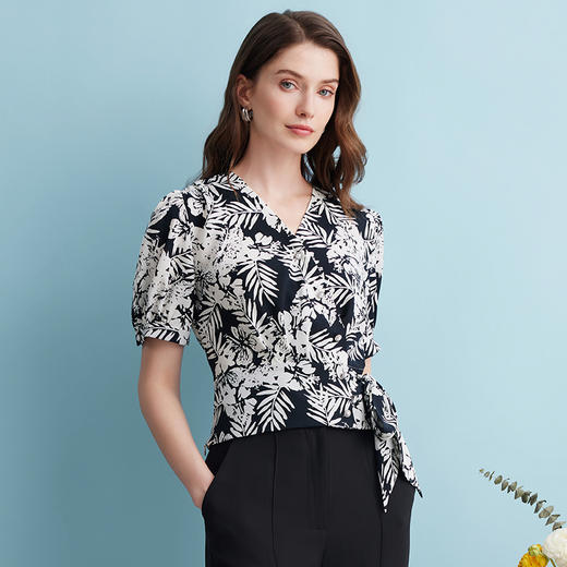 EITIE爱特爱不对称V领泡泡袖显瘦印花衬衫短上衣夏季新款B2413312 商品图2