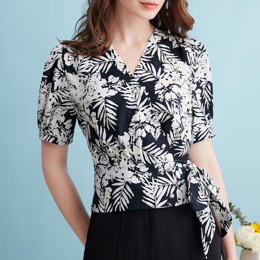 EITIE爱特爱不对称V领泡泡袖显瘦印花衬衫短上衣夏季新款B2413312 商品图3
