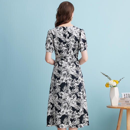 EITIE爱特爱法式复古鸡心领植物印花通勤显瘦连衣裙夏季新款B2407338 商品图4