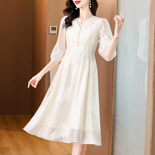 AHM-5130法式小香风白色V领连衣裙夏季新款简约时尚收腰显瘦中长裙 商品图3